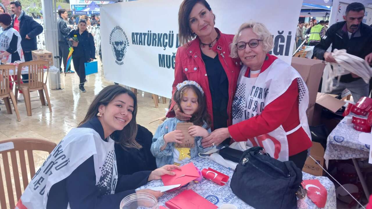 Kent Meydanı’nda Atamıza Mektup Mesaisi: ADD Muğla Şubesi Çocuklarla Buluştu 3